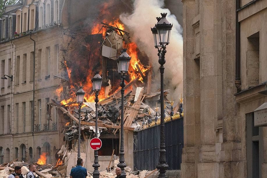 Deux immeubles prennent feu et s’écroulent à Paris