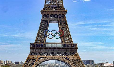 Désaccord entre Anne Hidalgo et les descendants de Gustave Eiffel sur le maintien définitif des anneaux olympiques
