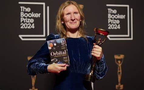 La Britannique Samantha Harvey remporte le prix Booker 2024 pour son roman « Orbital »