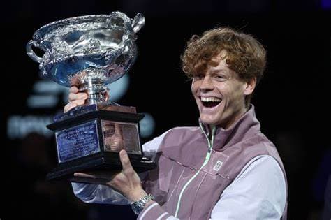 Le numéro un mondial de tennis Jannik Sinner accepte une suspension de trois mois pour régler une affaire de dopage
