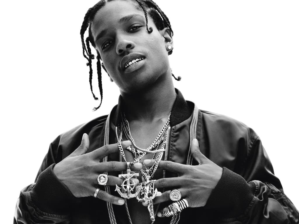 Jugé pour agression avec arme, le rappeur A$AP Rocky fête sa relaxe dans les bras de sa campagne Rihanna