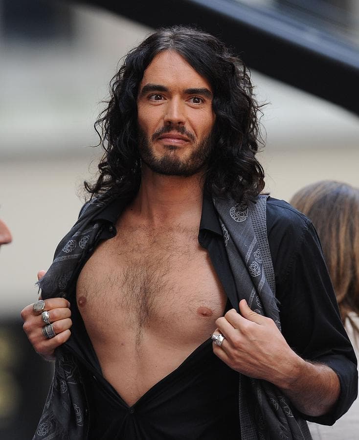 Russell Brand a été libéré sous caution après avoir comparu devant un tribunal de Londres pour viol et agression sexuelle