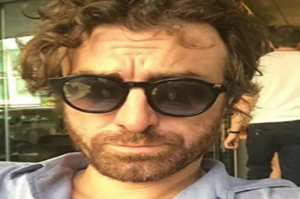 Diego Borella, assistant réalisateur d'« Emily in Paris », décède à 47 ans après s'être effondré pendant le tournage à Venise.