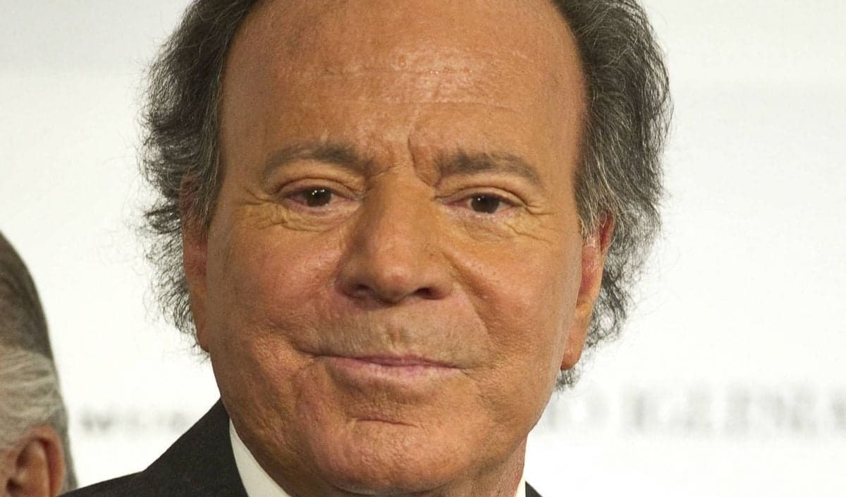 Accusé de délits sexuels, Julio Iglesias demande le classement de la plainte