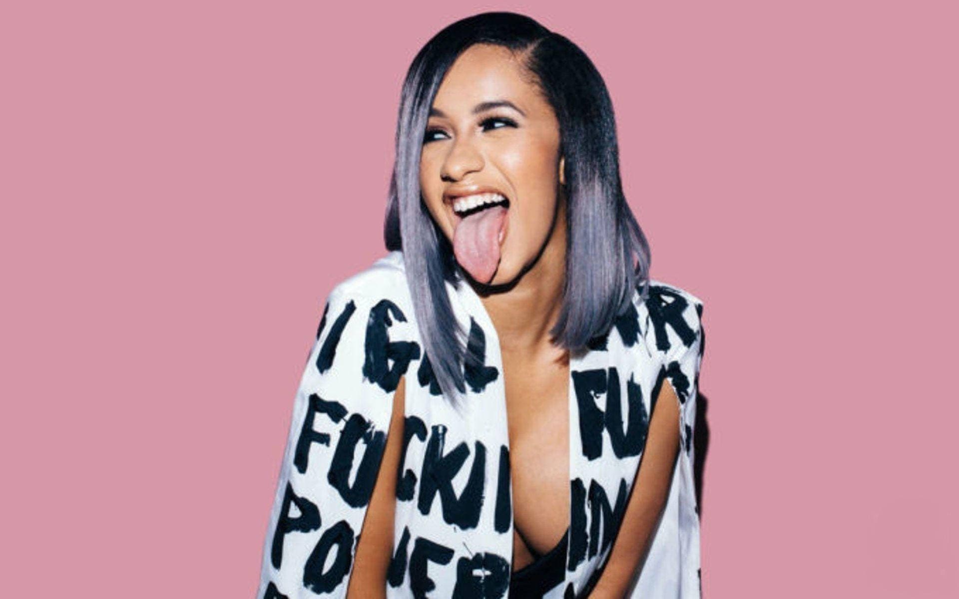 Cardi B tombe de sa chaise en concert, continue de chanter et plaisante sur son différend avec l'administration Trump