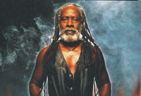 Burning Spear prêt à enflammer l’été français avec deux dates exceptionnelles