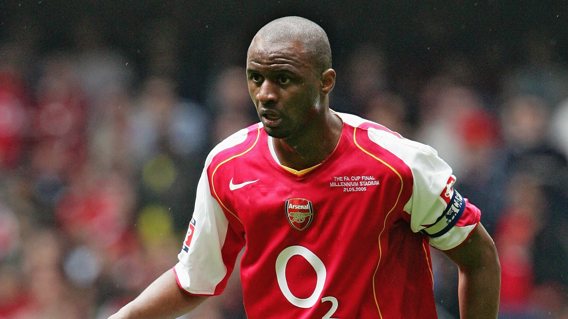 Le racisme dans le monde du football sera sondé dans le documentaire soutenu par la Fédération "Patrick Vieira - Off the Bench"