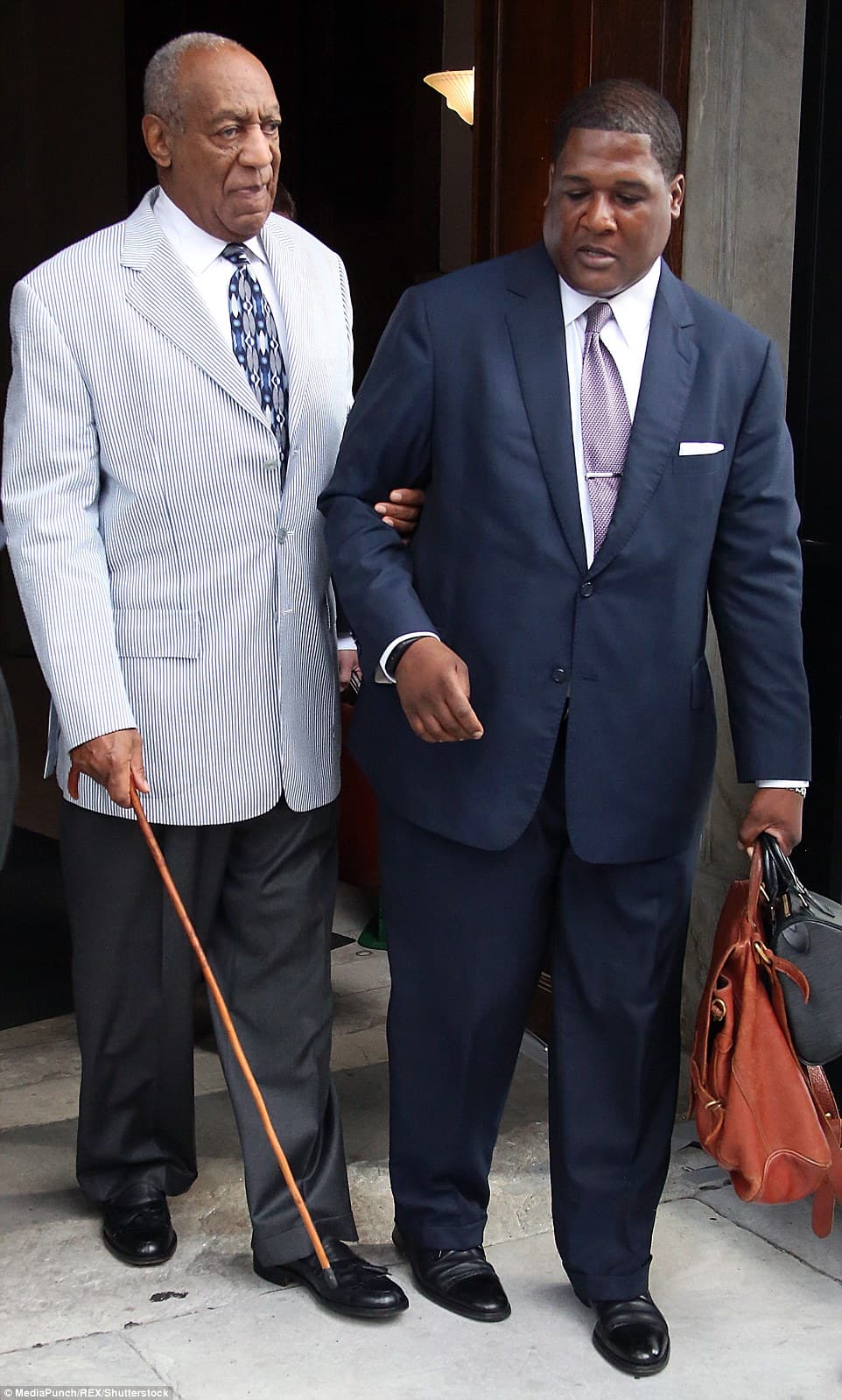 Deux ans après sa sortie de prison, Bill Cosby réapparaît en public avec une canne