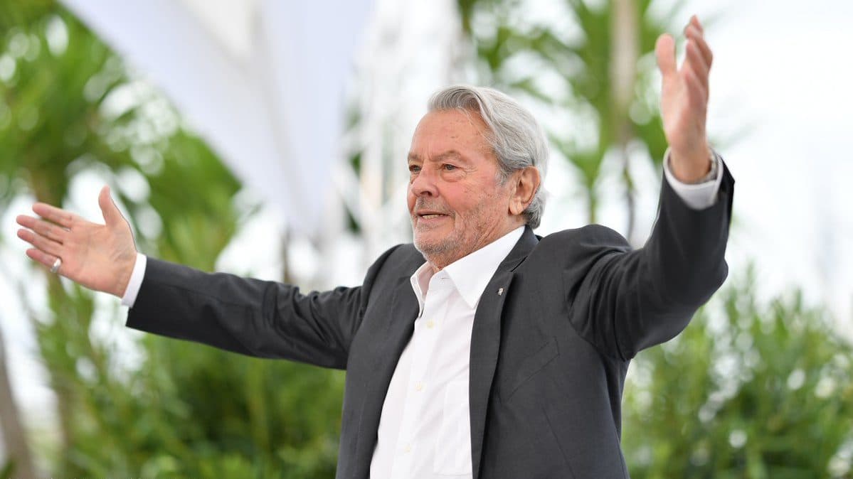 « Affaire Dame de Compagnie » : enquête ouverte après les plaintes des enfants d’Alain Delon