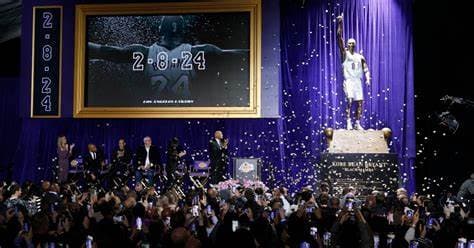 Kobe Bryant immortalisé avec une statue en bronze de 19 pieds devant l'arène du centre-ville des Lakers