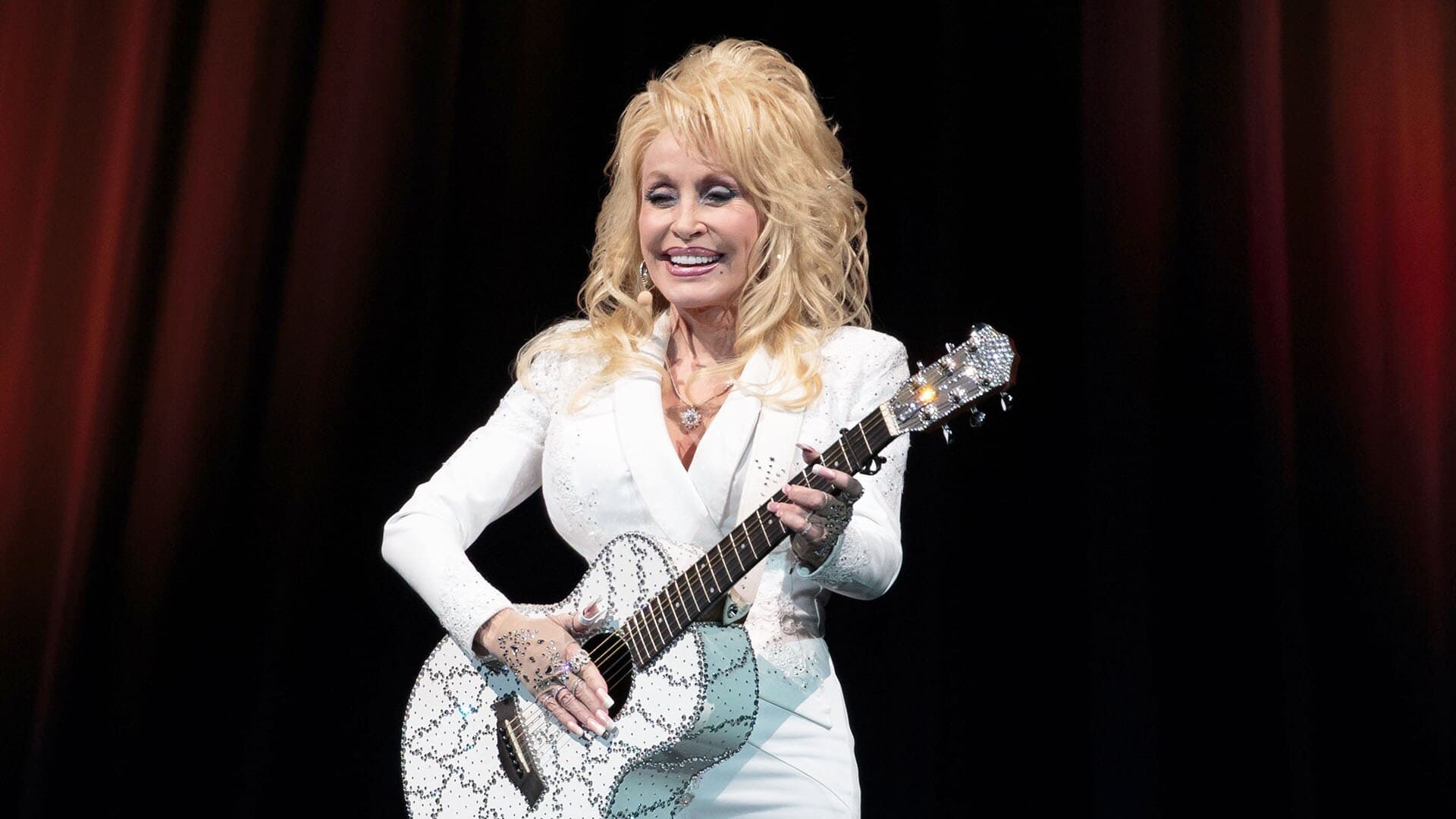 Dolly Parton en tête du classement des personnalités internationales selon un sondage de popularité américain