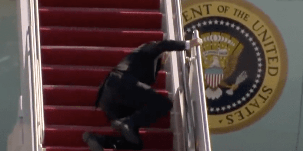 Joe Biden trébuche dans les escaliers d’Air Force One pour la quatrième fois pendant sa présidence