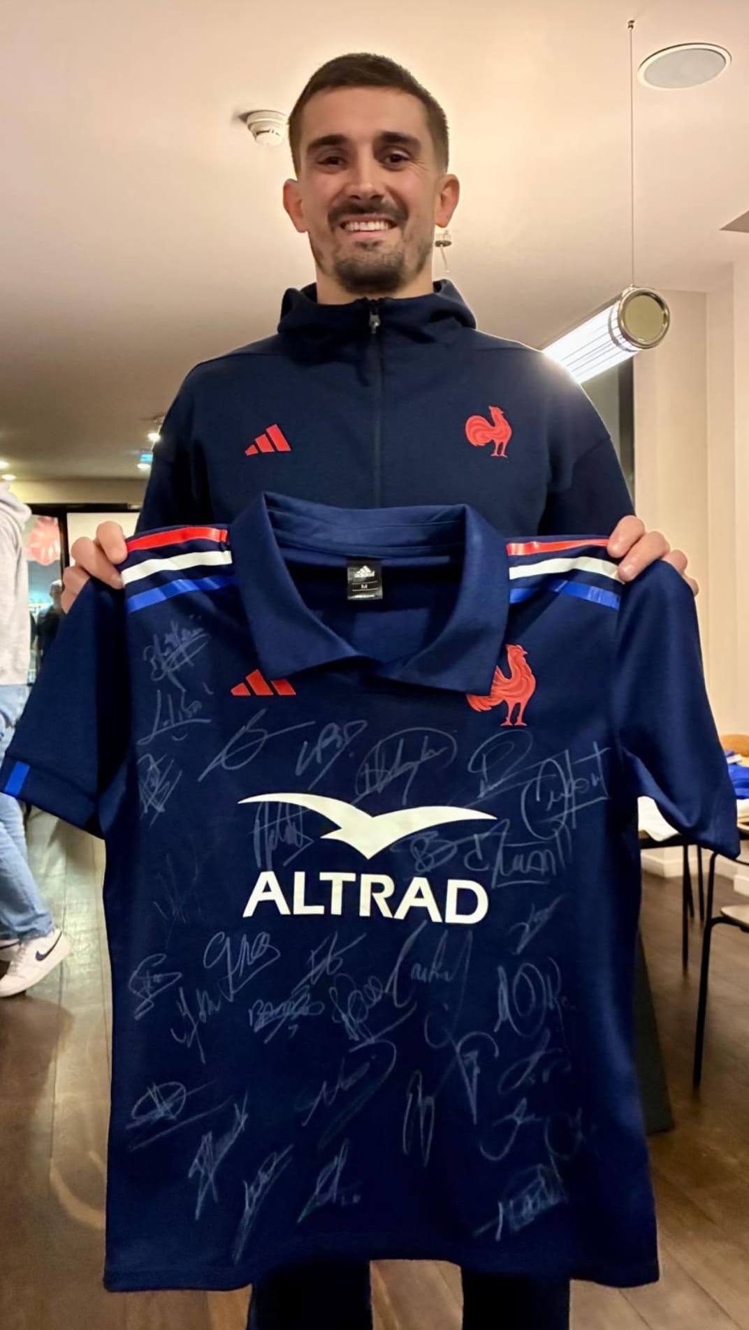 Image de la tombola GRANDE TOMBOLA SOLIDAIRE : GAGNEZ UN MAILLOT DU XV DE FRANCE DEDICACE ! - Clôture le 04/05/2026